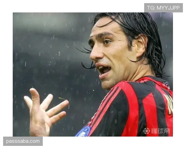 内斯塔与特里在防守策略下分化，内斯塔更趋多点参与防线稳定