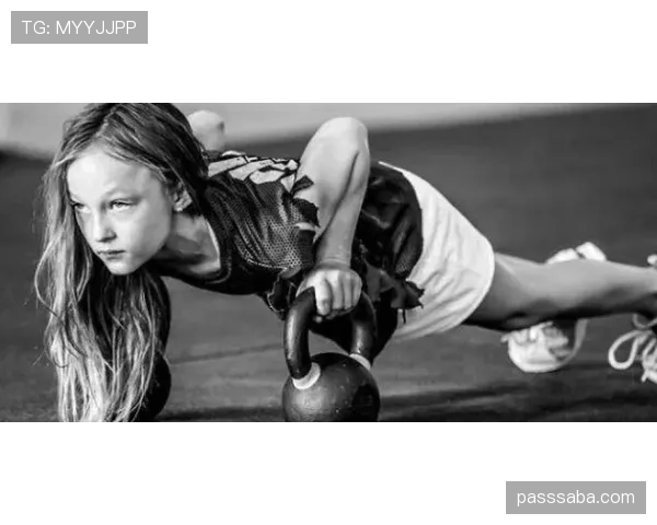 冯彦哲训练完直接瘫在场边啃香蕉，这松弛感是真不装