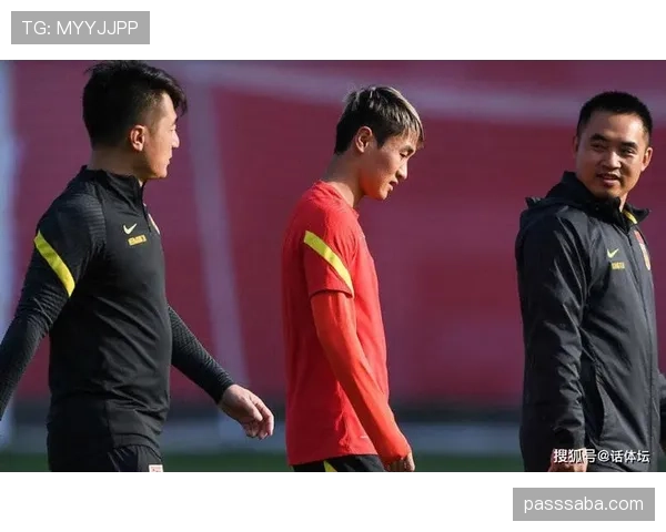 韦世豪戴着名表在路边摊点烤串，老板还以为走错片场